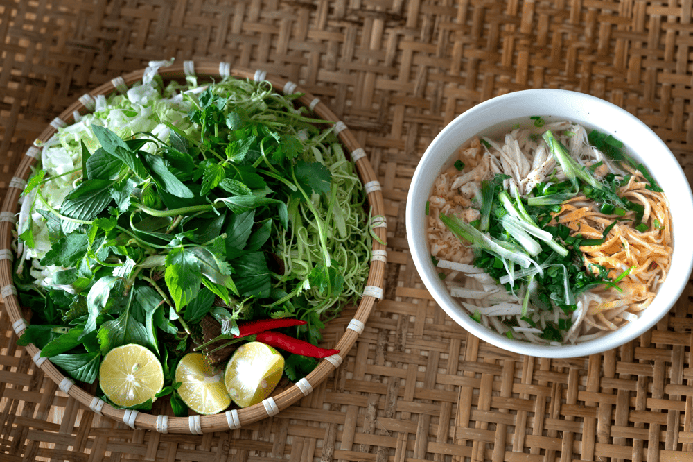B&uacute;n Thang hấp dẫn với nước d&ugrave;ng trong thanh, topping trứng, gi&ograve; chả xắt sợi v&agrave; g&agrave; x&eacute; dai ngọt (Nguồn: Pexels)